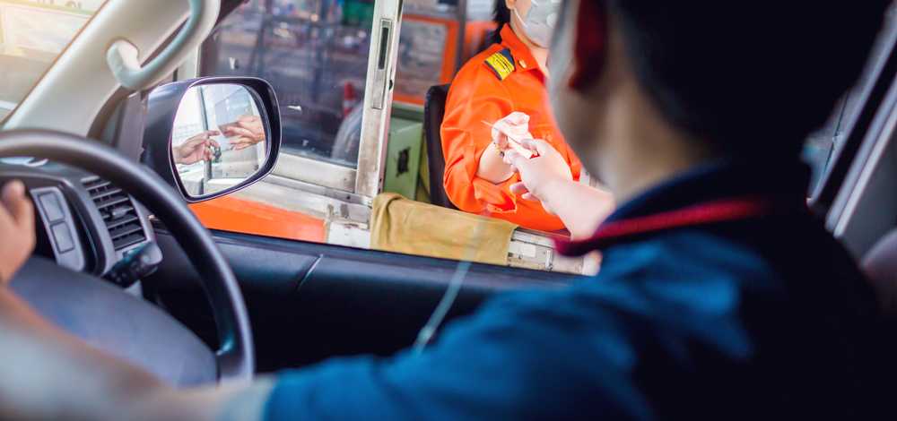 Płatność za przejazd autostradą u inkasenta przy bramce Płatność za przejazd autostradą u inkasenta przy bramce